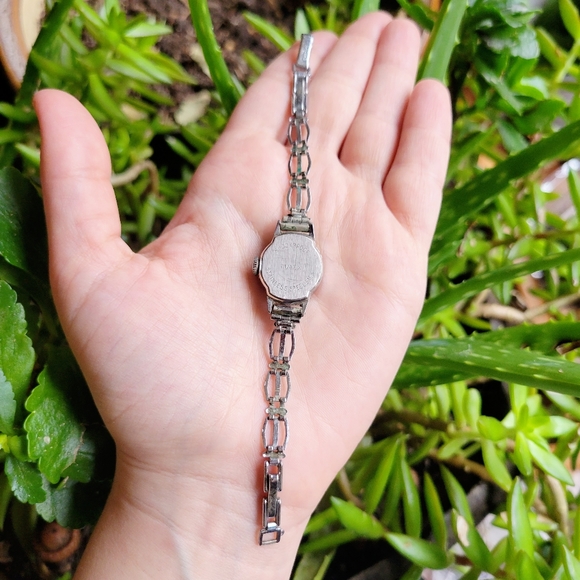 Vintage Timex Dainty Silver Watch - Picture 11 of 11